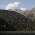 Горы у озера
