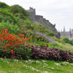 Замок Эдинбурга с цветами