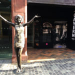 Статуя певице Силле Блэк у клуба Каверн