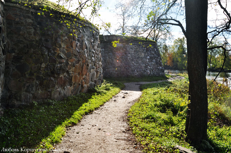 Дорога вдоль крепостных стен
