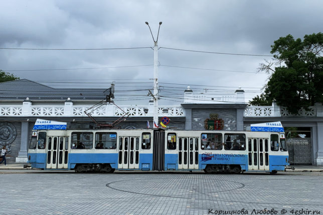 Трамвай на центральной площади Евпатории